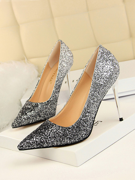 Fényes női cipő hegyes modell 9,5 cm sarokkal