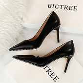 Μοντέρνα γυναικεία παπούτσια κατασκευασμένα από οικολογικό δέρμα με μεταλλικά στοιχεία και λεπτό τακούνι