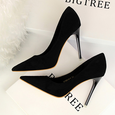 Κομψό γυναικείο παπούτσι από οικολογικό σουέτ και λεπτό τακούνι