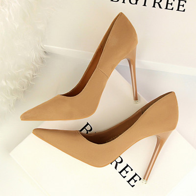 Κομψό γυναικείο παπούτσι από οικολογικό σουέτ και λεπτό τακούνι