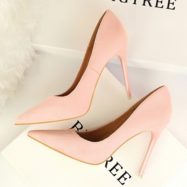 Κομψό γυναικείο παπούτσι  από οικολογικό σουέτ και λεπτό τακούνι