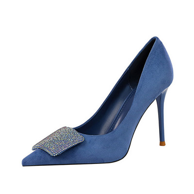 Női velúr cipő kövekkel