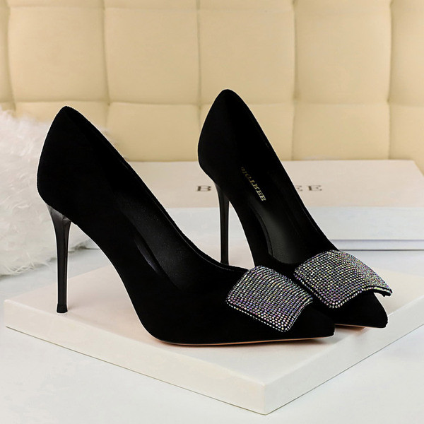 Női velúr cipő kövekkel