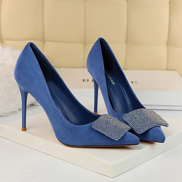 Női velúr cipő kövekkel