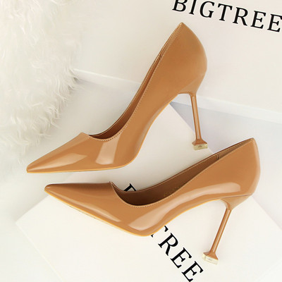 Lakkbőr női cipő hegyes modell 9,5 cm-es sarokkal