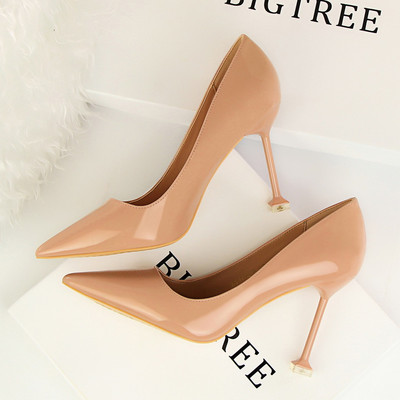 Lakkbőr női cipő hegyes modell 9,5 cm-es sarokkal