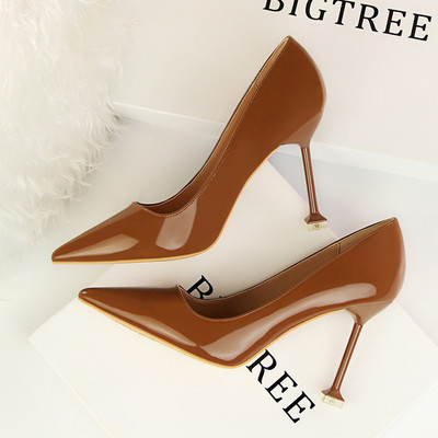 Lakkbőr női cipő hegyes modell 9,5 cm-es sarokkal