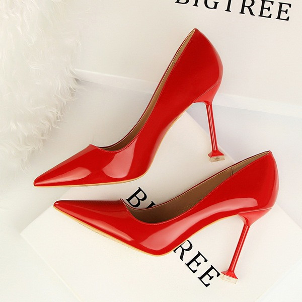 Lakkbőr női cipő hegyes modell 9,5 cm-es sarokkal