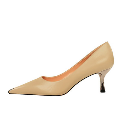 Női bőr cipő hegyes modell 6 cm-es sarokkal