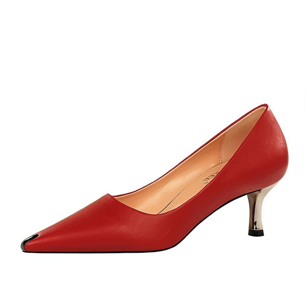 Női bőr cipő hegyes modell 6 cm-es sarokkal