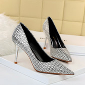 Új modell női stílusos cipő hegyes modell magassarkúval