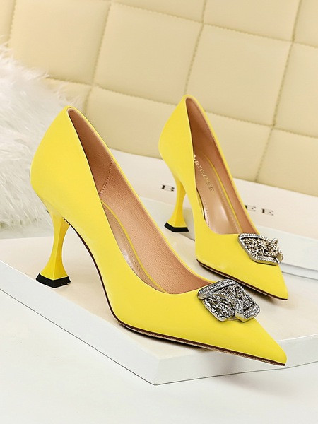 Κομψά γυναικεία παπούτσια μυτερό μοντέλο με μεταλλική διακόσμηση