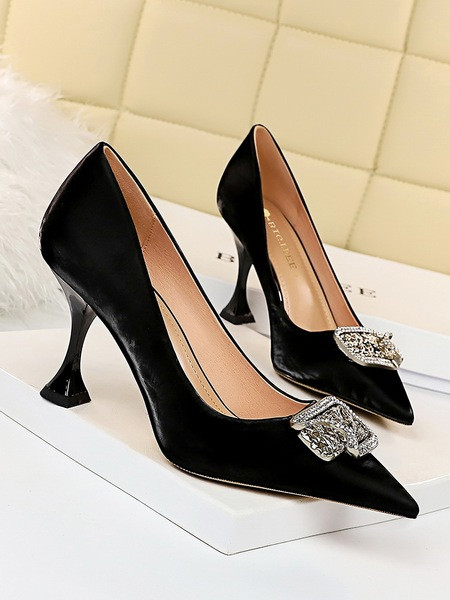 Κομψά γυναικεία παπούτσια μυτερό μοντέλο με μεταλλική διακόσμηση