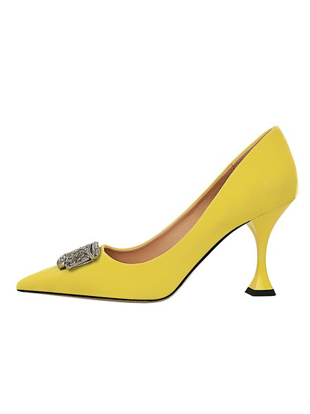 Κομψά γυναικεία παπούτσια μυτερό μοντέλο με μεταλλική διακόσμηση