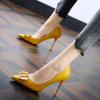 Öko bőrből készült női cipő csattal és vékony sarokkal