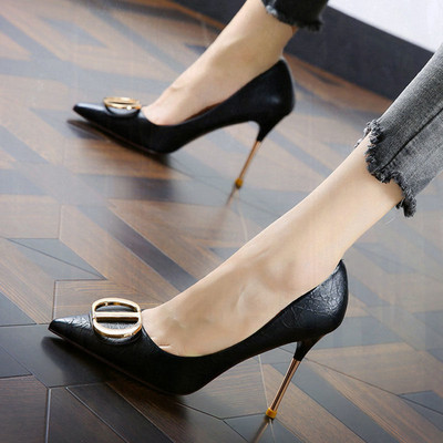 Öko bőrből készült női cipő csattal és vékony sarokkal