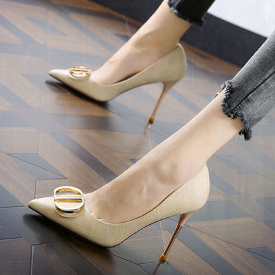 Öko bőrből készült női cipő csattal és vékony sarokkal