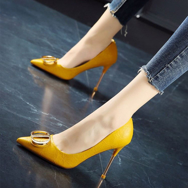 Öko bőrből készült női cipő csattal és vékony sarokkal