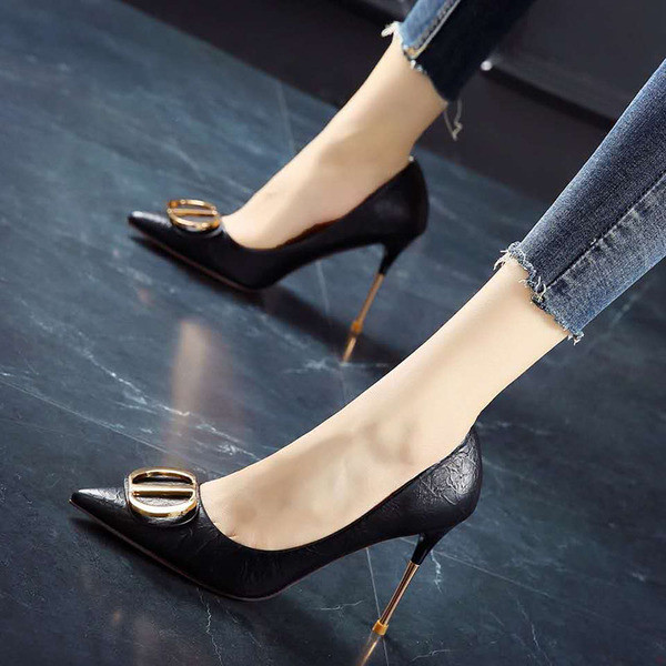 Öko bőrből készült női cipő csattal és vékony sarokkal