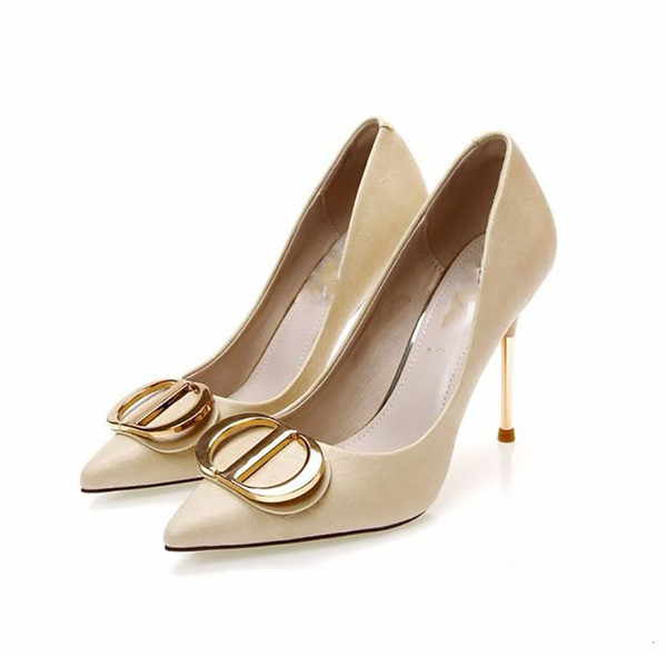 Öko bőrből készült női cipő csattal és vékony sarokkal