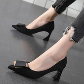 Modern női cipő - hegyes modell vastag sarokkal