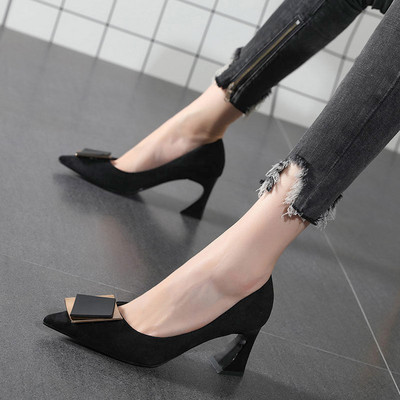 Modern női cipő - hegyes modell vastag sarokkal