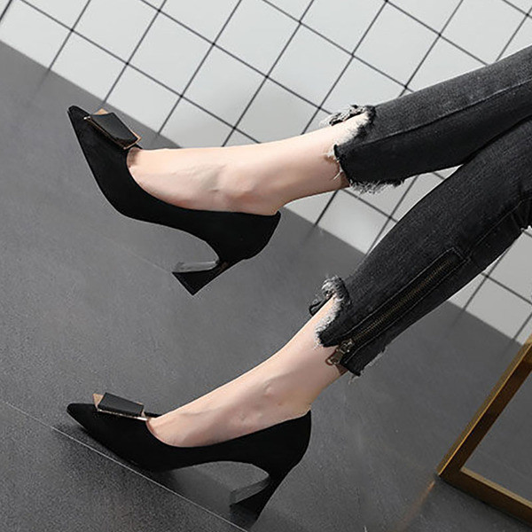 Modern női cipő - hegyes modell vastag sarokkal