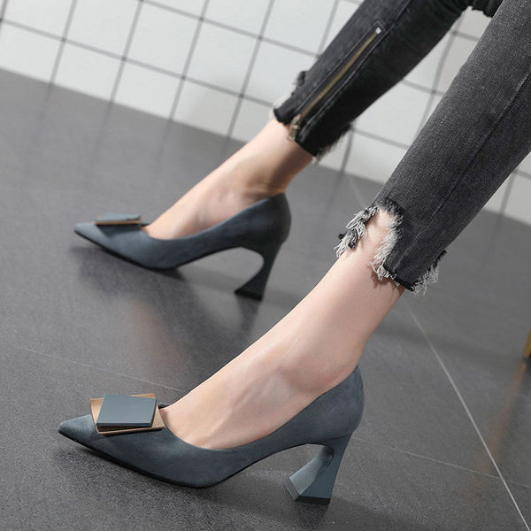 Modern női cipő - hegyes modell vastag sarokkal