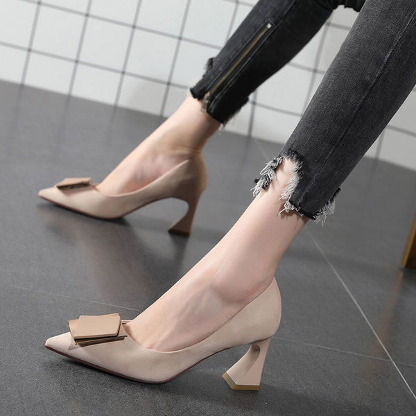 Modern női cipő - hegyes modell vastag sarokkal