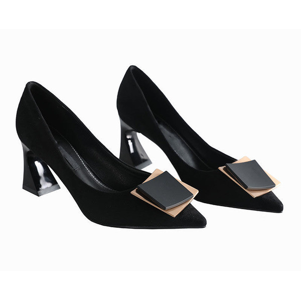 Modern női cipő - hegyes modell vastag sarokkal