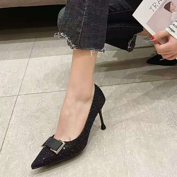 Elegantne ženske cipele na špic s kopčom i tankom petom