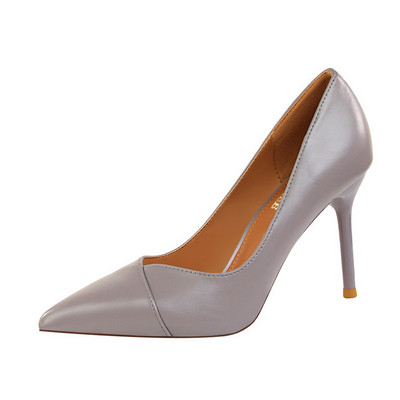 Öko bőrből készült, közepes sarkú női cipő