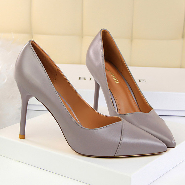 Öko bőrből készült, közepes sarkú női cipő