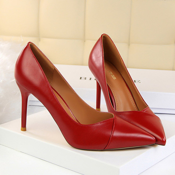 Öko bőrből készült, közepes sarkú női cipő