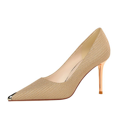 Aktuális női cipő hegyes modell magassarkúval