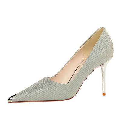 Aktuális női cipő hegyes modell magassarkúval