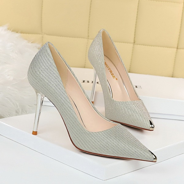 Aktuális női cipő hegyes modell magassarkúval