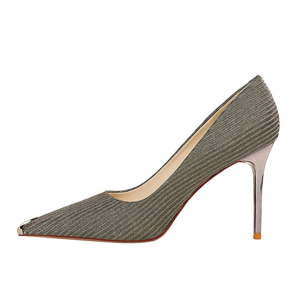 Aktuális női cipő hegyes modell magassarkúval