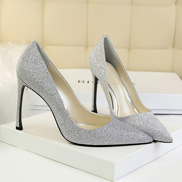 Elegáns cipő fényes részecskékkel és magassarkúval