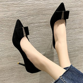 Stílusos női hegyes sarkú cipő