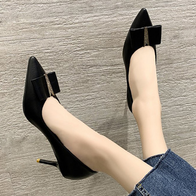 Stílusos női hegyes sarkú cipő