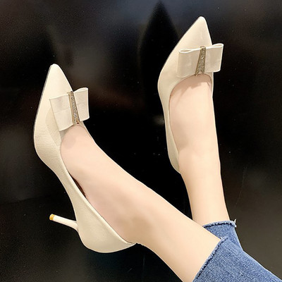 Stílusos női hegyes sarkú cipő