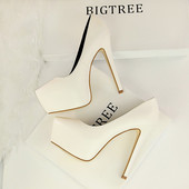 Modern női cipő belső platformmal és magassarkúval