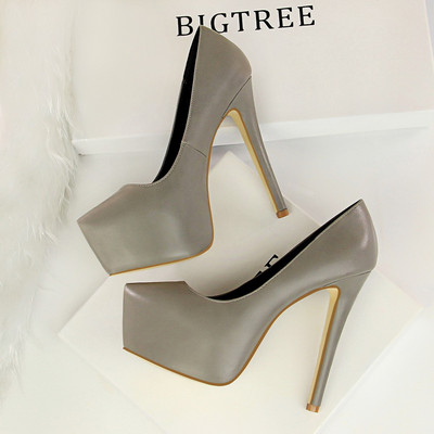 Modern női cipő belső platformmal és magassarkúval