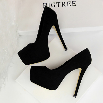 Modern női cipő belső platformmal és magassarkúval