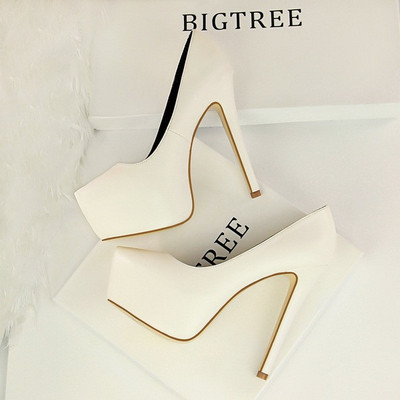 Modern női cipő belső platformmal és magassarkúval