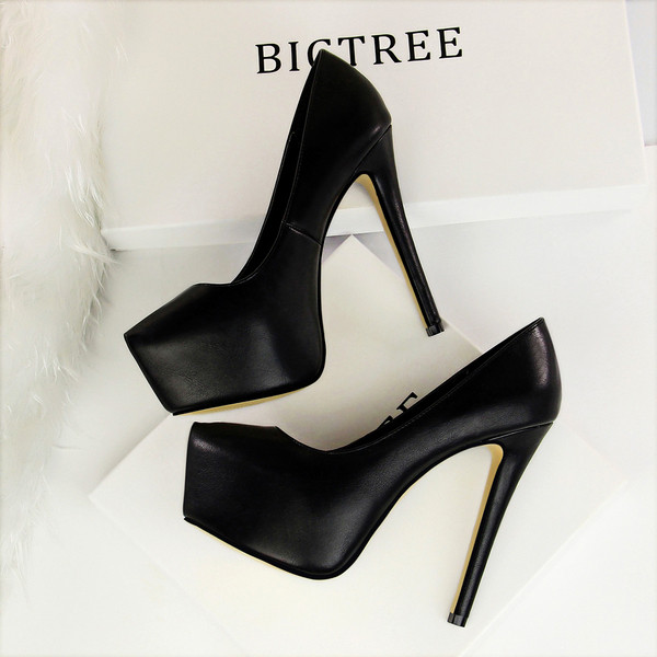 Modern női cipő belső platformmal és magassarkúval