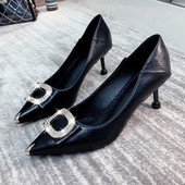 Női hegyes cipő eco bőrből, csattal