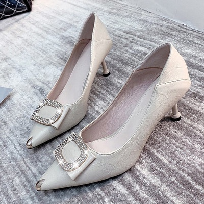 Női hegyes cipő eco bőrből, csattal