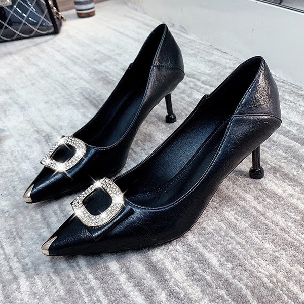 Női hegyes cipő eco bőrből, csattal